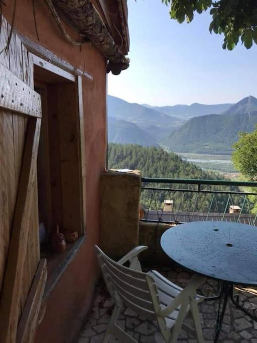 Maisonnette Avec Terrasse Et Vue Imprenable Théus